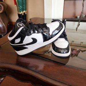 Air Jordan 1 Mid Carbon